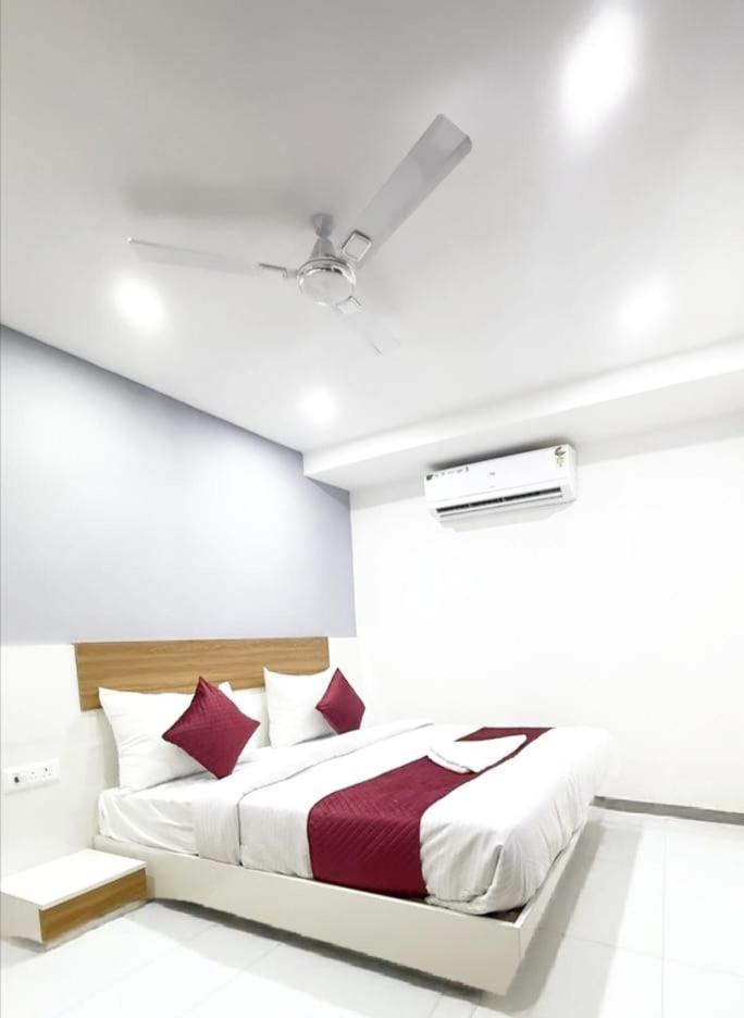 Modern Town Hotel New Delhi Ngoại thất bức ảnh