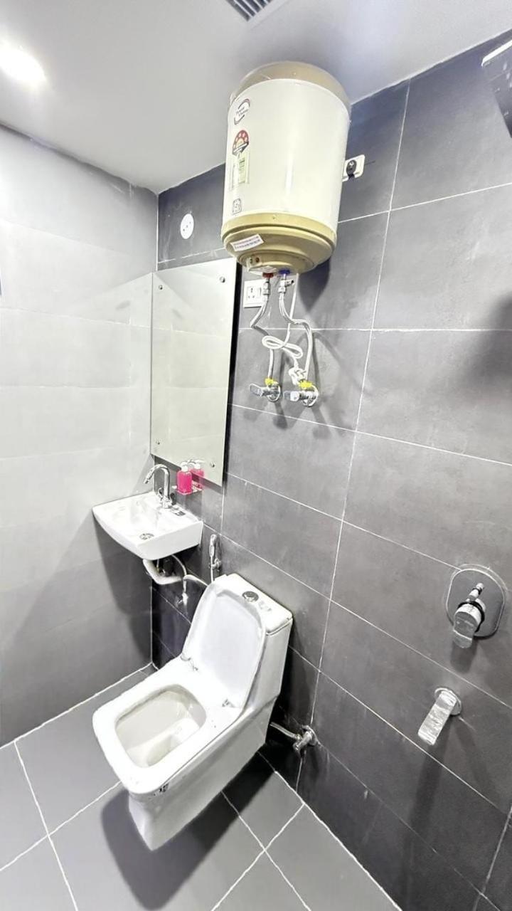 Modern Town Hotel New Delhi Ngoại thất bức ảnh
