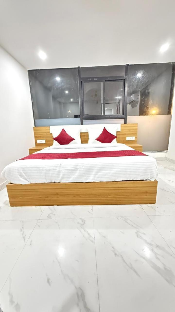 Modern Town Hotel New Delhi Ngoại thất bức ảnh