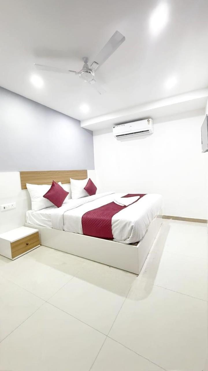 Modern Town Hotel New Delhi Ngoại thất bức ảnh